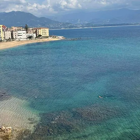 Balcon Sur La Climatise Deux Plages Commerces Et Parking Gratuit Au Pied De L Immeuble * Аяччо
