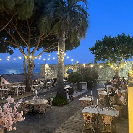 Balcon Sur La Climatise Deux Plages Commerces Et Parking Gratuit Au Pied De L Immeuble Аяччо